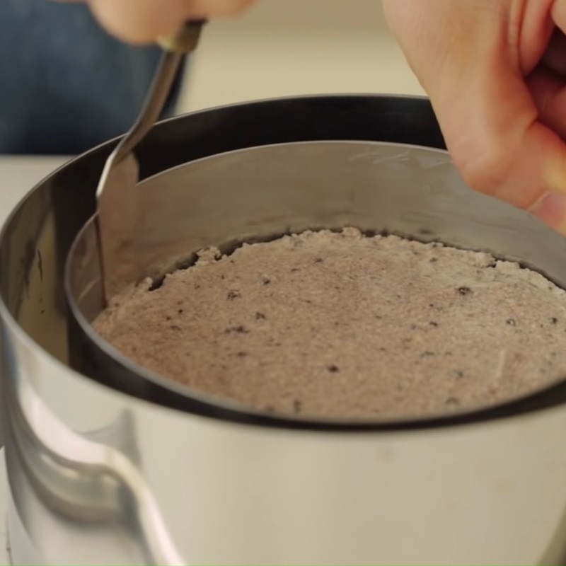 Bước 4 Đổ khuôn Bánh cheesecake oreo nhân kem