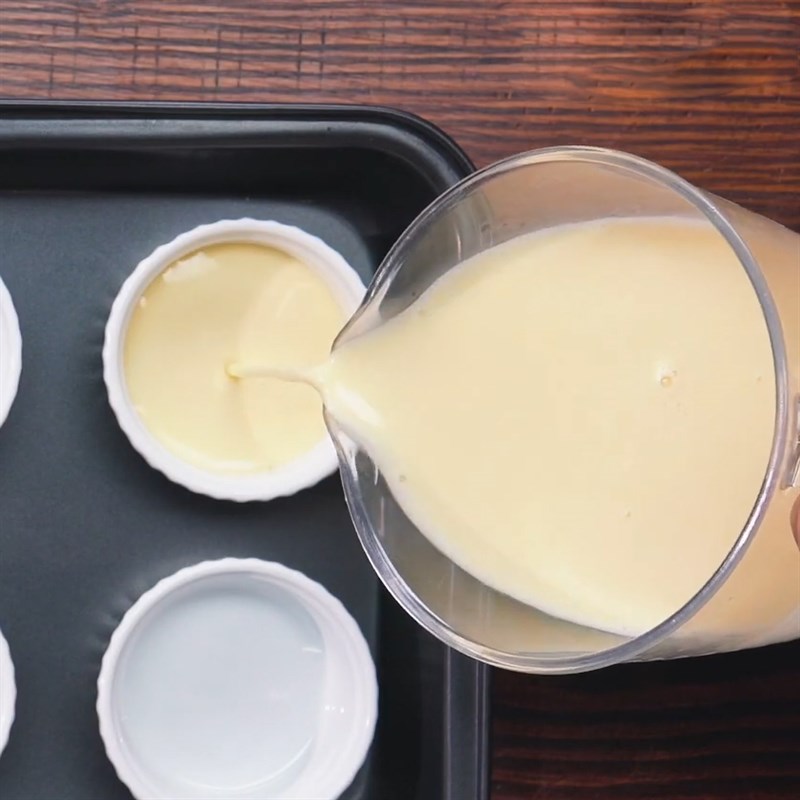 Bước 3 Đổ khuôn Cream brulee
