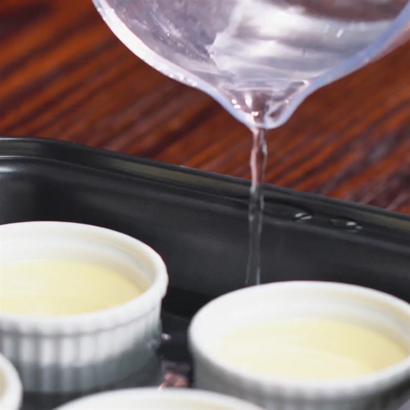 Bước 3 Đổ khuôn Cream brulee