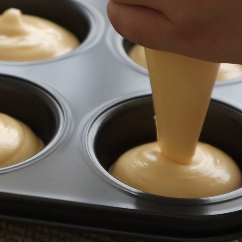 Bước 4 Đổ khuôn Bánh muffin kem phô mai