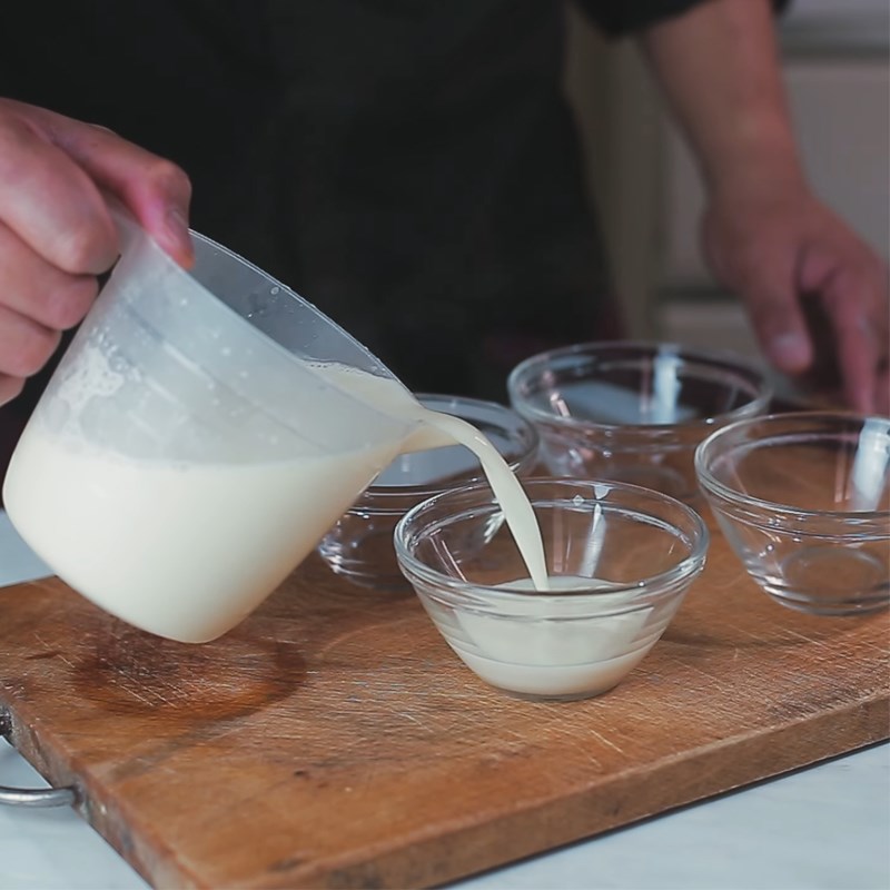 Bước 3 Đổ khuôn Panna cotta dừa