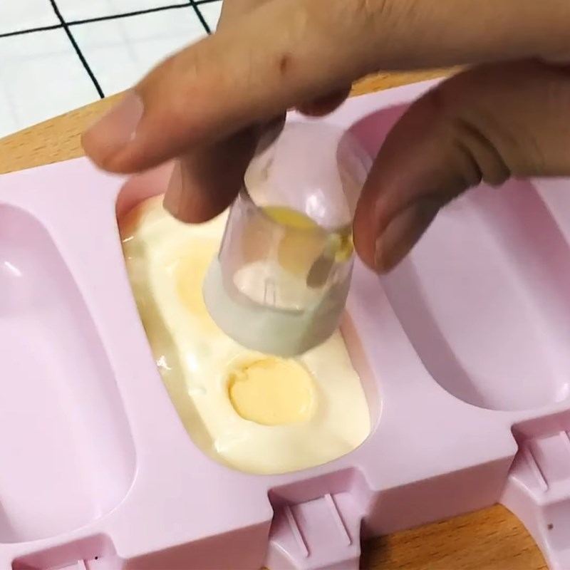 Bước 5 Đổ khuôn Kem trứng muối que