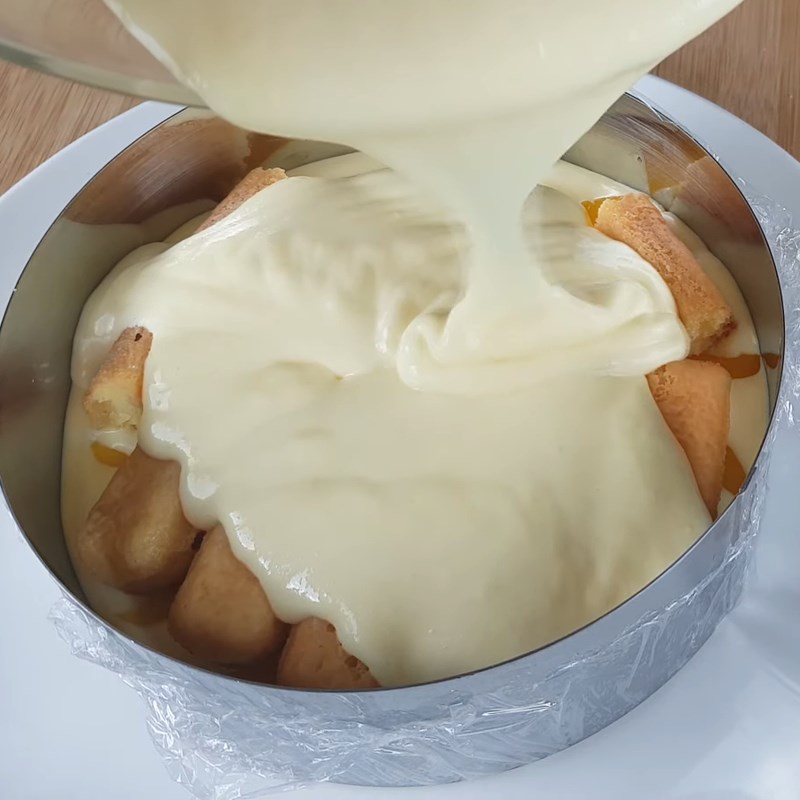 Bước 5 Đổ khuôn Bánh tiramisu xoài