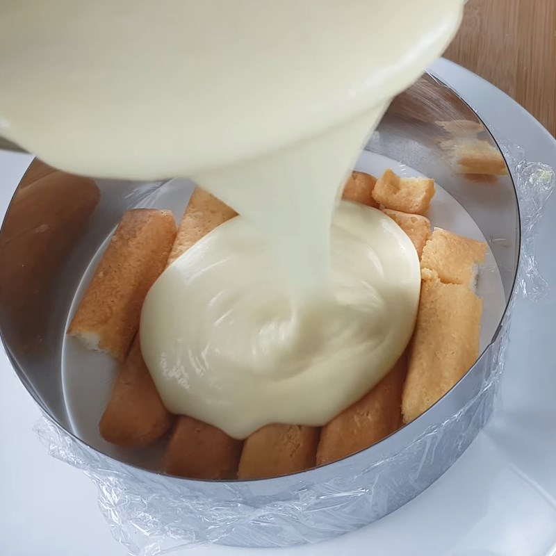 Bước 5 Đổ khuôn Bánh tiramisu xoài