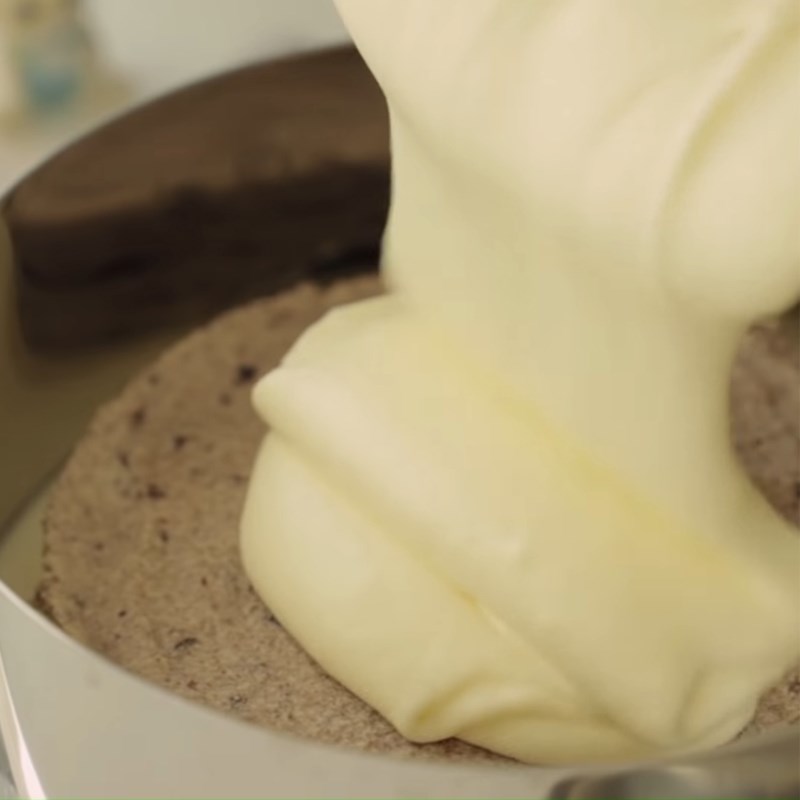 Bước 4 Đổ khuôn Bánh cheesecake oreo nhân kem