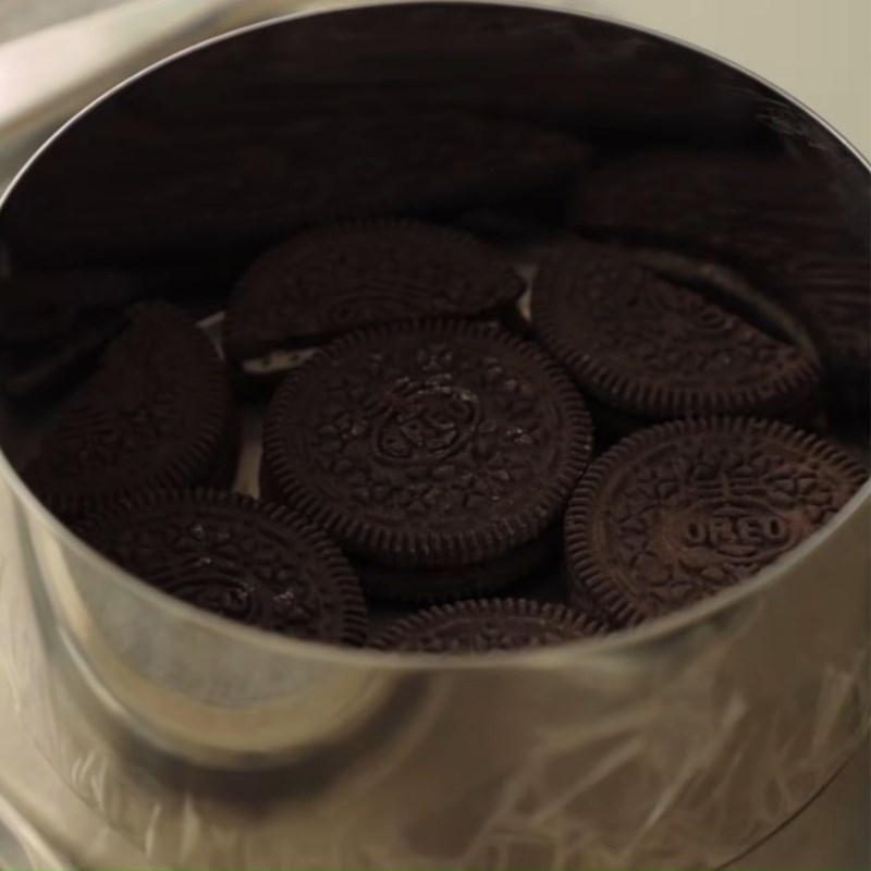 Bước 4 Đổ khuôn Bánh cheesecake oreo nhân kem