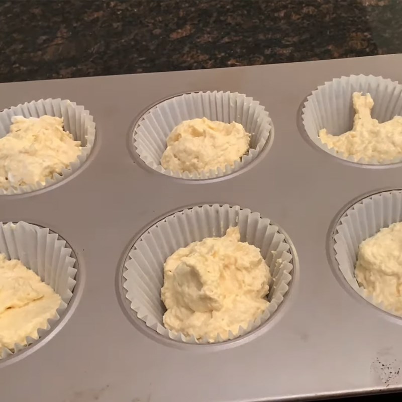 Bước 2 Đổ khuôn bánh Bánh bông lan trứng muối keto