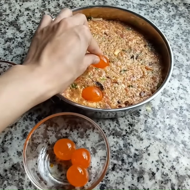 Bước 3 Đổ khuôn làm chả Chả trứng muối