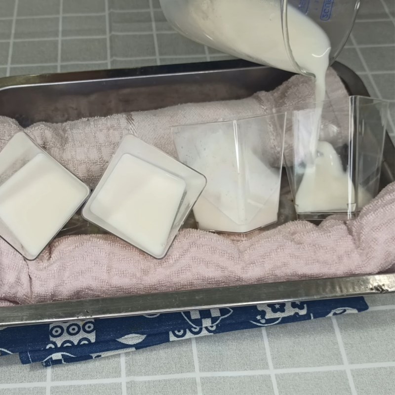 Bước 2 Đổ khuôn lần 1 Panna cotta dừa caramel