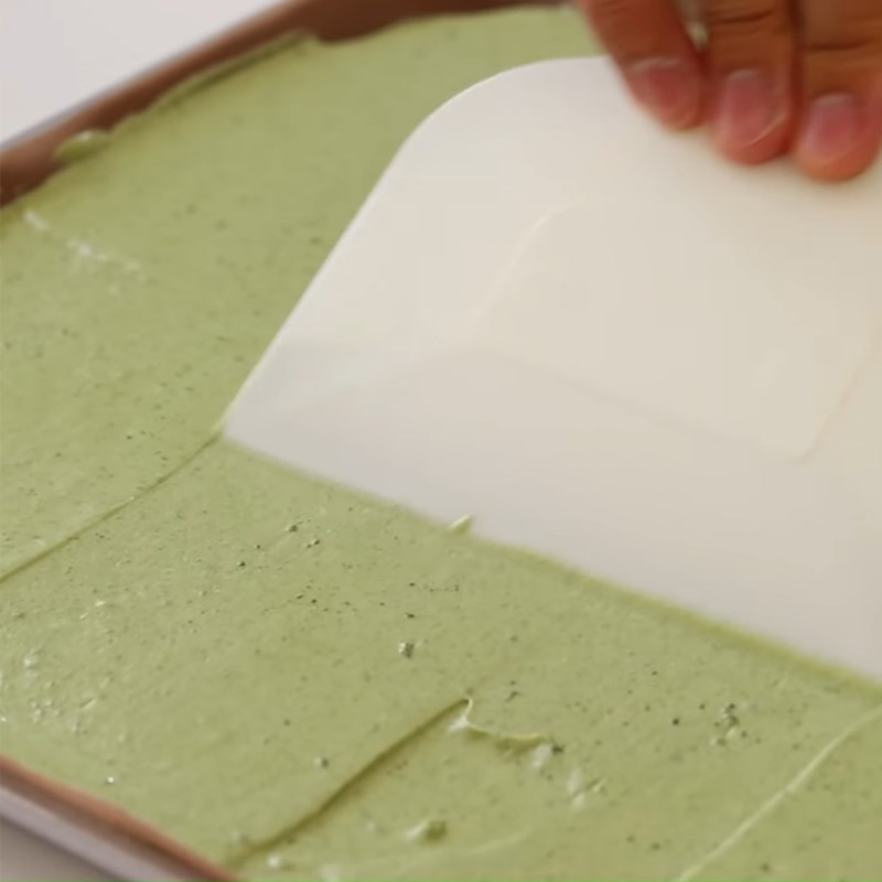 Bước 3 Đổ khuôn, nướng bánh Tiramisu trà xanh