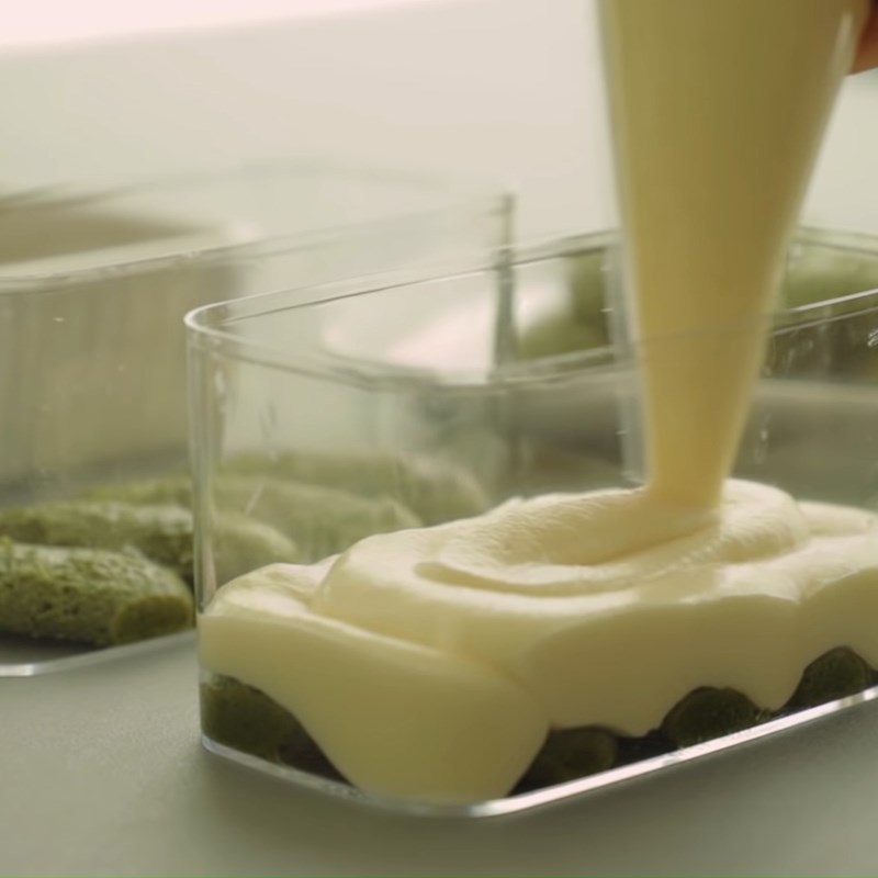 Bước 6 Đổ khuôn tiramisu Tiramisu trà xanh bằng bánh lady fingers