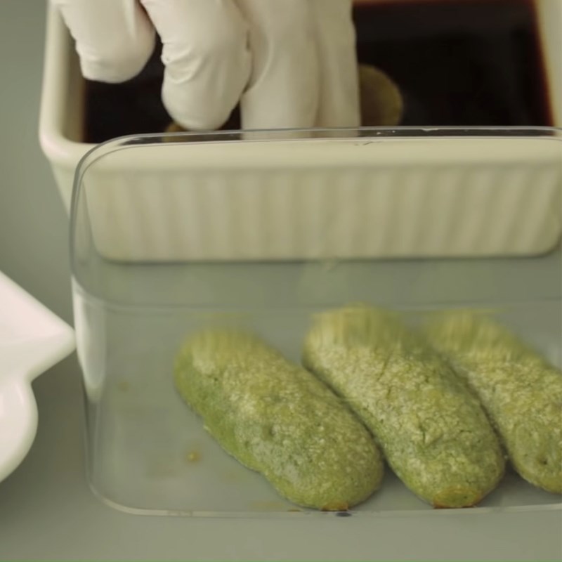 Bước 6 Đổ khuôn tiramisu Tiramisu trà xanh bằng bánh lady fingers