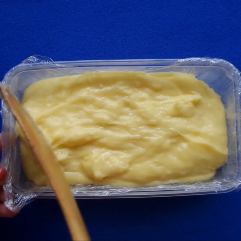 Bước 3 Đổ khuôn và cắt bánh Bánh bắp chiên xù