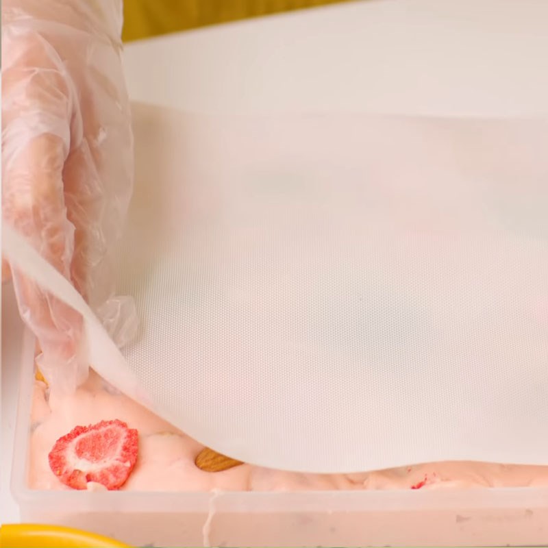 Bước 3 Đổ khuôn và làm cứng kẹo Kẹo nougat dâu