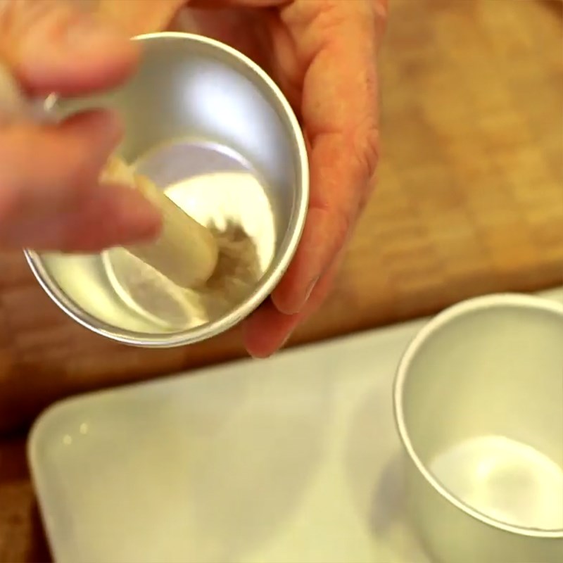 Bước 3 Đổ khuôn và làm lạnh bánh lần 1 Panna cotta mận dừa