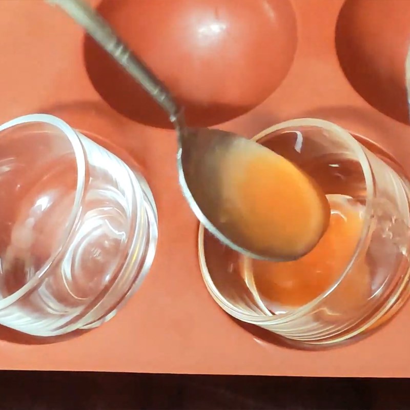 Bước 3 Đổ khuôn và làm lạnh bánh lần 1 Panna cotta mận