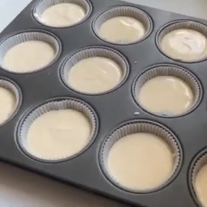 Bước 4 Đổ khuôn và nướng bánh Bánh cupcake bông lan sữa đặc