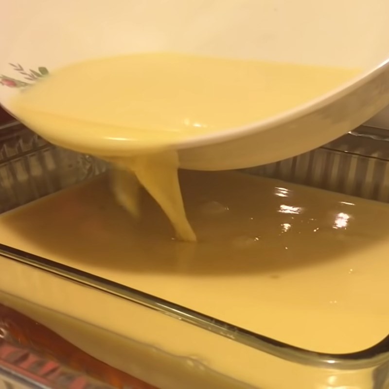 Bước 3 Đổ khuôn và nướng bánh Bánh flan sữa đặc nướng