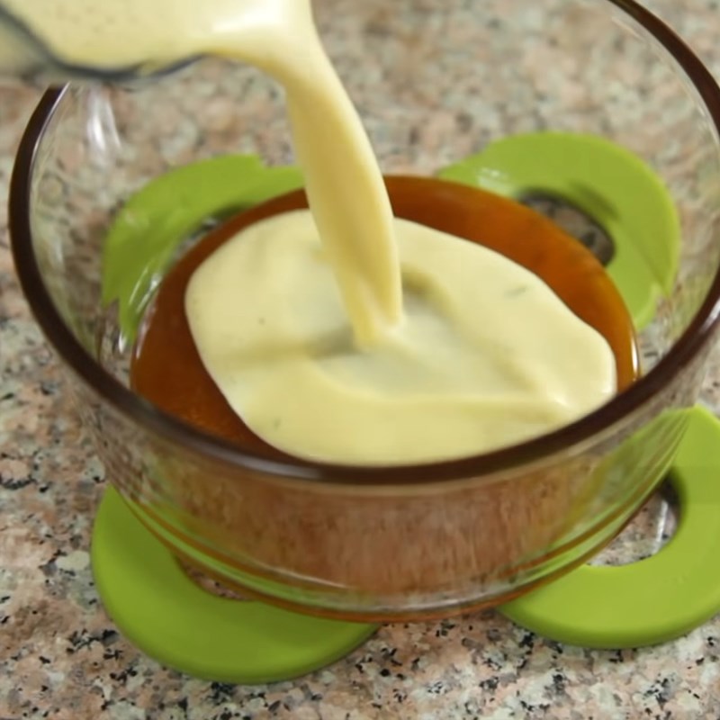 Bước 3 Đổ khuôn và nướng bánh Bánh flan sữa tươi và sữa đặc nướng