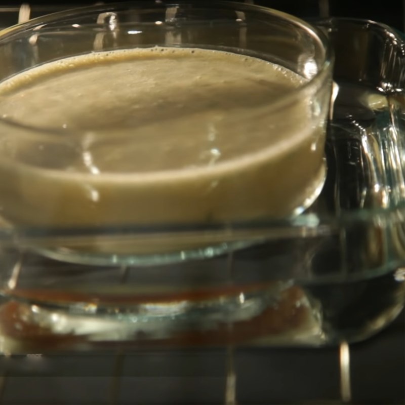 Bước 3 Đổ khuôn và nướng bánh Bánh flan sữa tươi và sữa đặc nướng