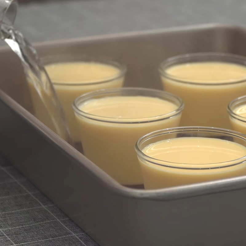 Bước 3 Đổ khuôn và nướng bánh Bánh flan whipping cream nướng