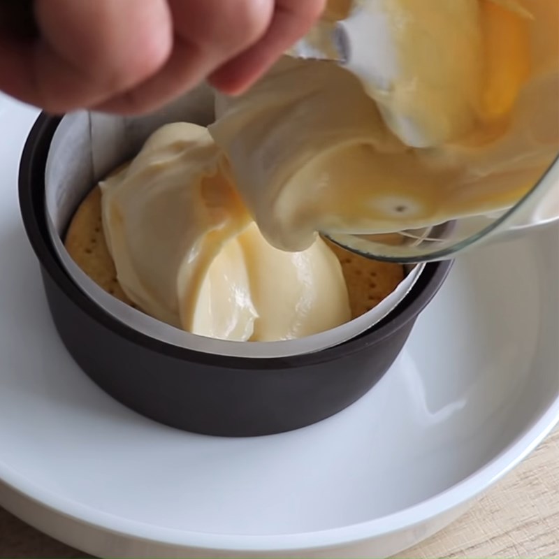 Bước 4 Đổ khuôn và nướng bánh Bánh cheesecake cam nướng với bột mì