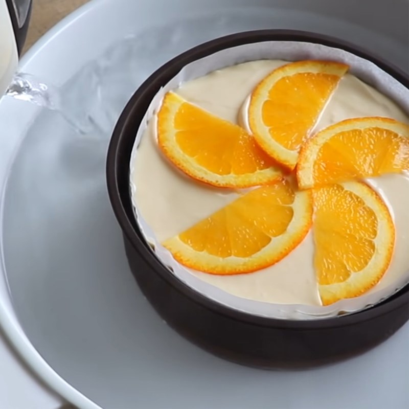 Bước 4 Đổ khuôn và nướng bánh Bánh cheesecake cam nướng với bột mì