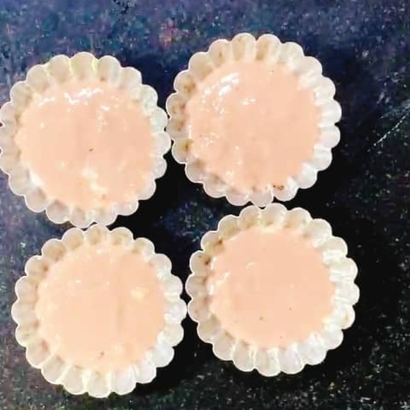 Bước 3 Đổ khuôn và nướng bánh Bánh muffin chuối socola bằng nồi chiên không dầu