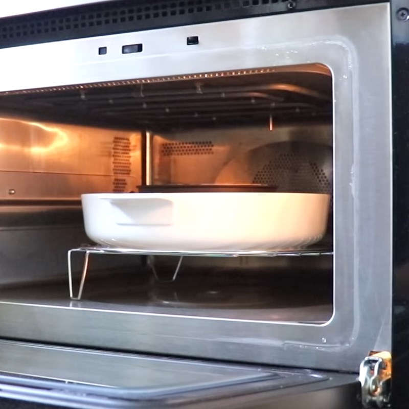 Bước 4 Đổ khuôn và nướng bánh Bánh cheesecake cam nướng với bột mì
