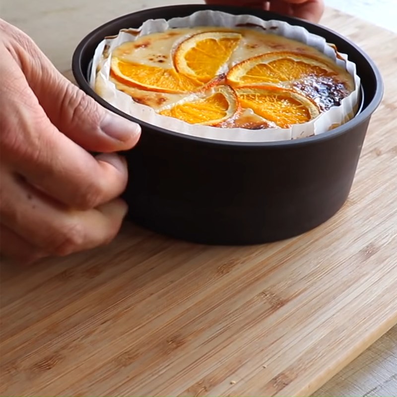 Bước 4 Đổ khuôn và nướng bánh Bánh cheesecake cam nướng với bột mì