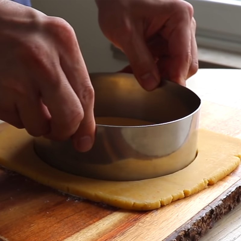 Bước 2 Đổ khuôn và nướng đế bánh Bánh cheesecake cam nướng với bột mì
