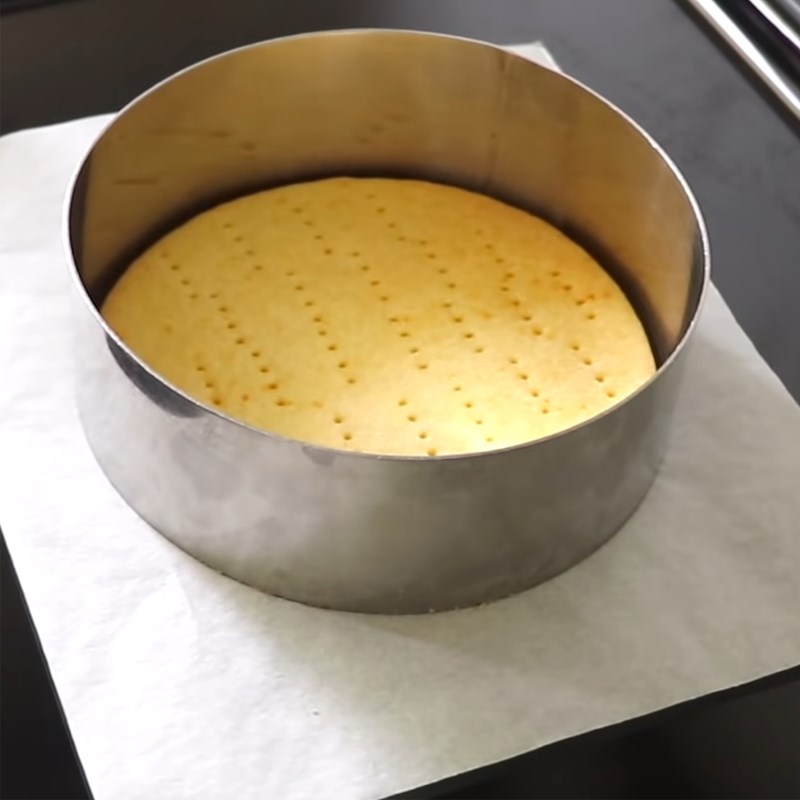 Bước 2 Đổ khuôn và nướng đế bánh Bánh cheesecake cam nướng với bột mì