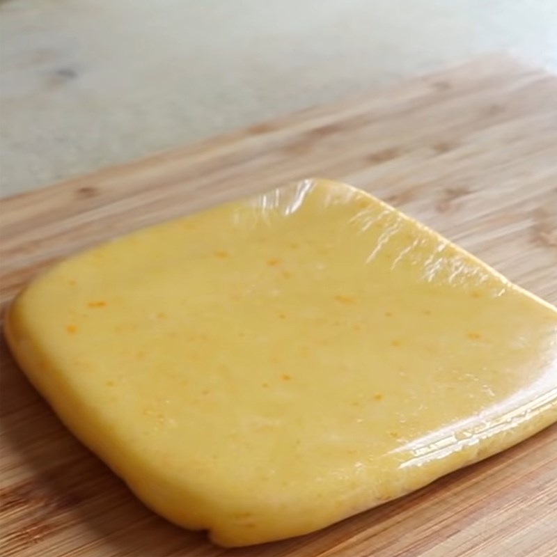 Bước 2 Đổ khuôn và nướng đế bánh Bánh cheesecake cam nướng với bột mì
