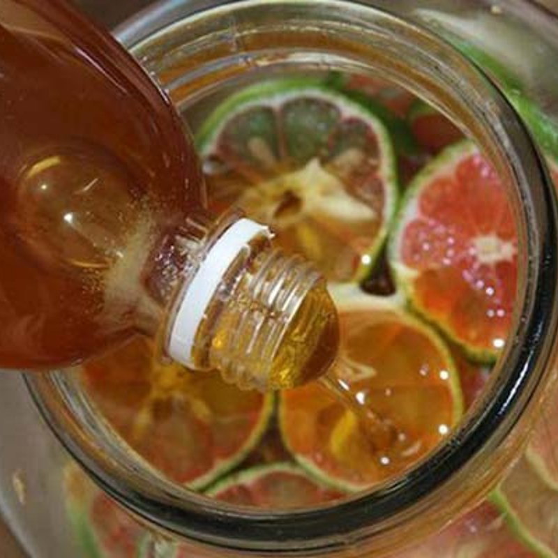 Bước 3 Đổ mật ong vào bình đựng Chanh đào mật ong