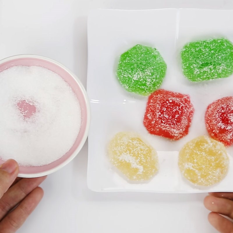 Bước 3 Đổ nước đường ra khuôn Kẹo dẻo giáng sinh bằng gelatin