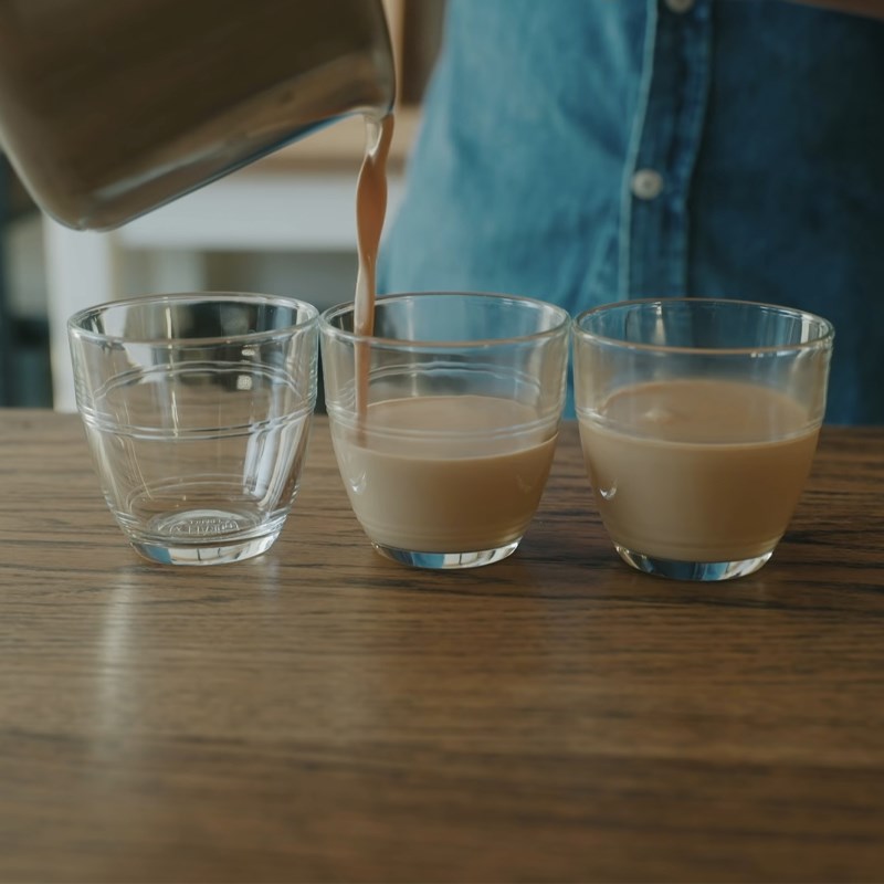 Bước 4 Đổ ra ly và làm lạnh Panna cotta caramel