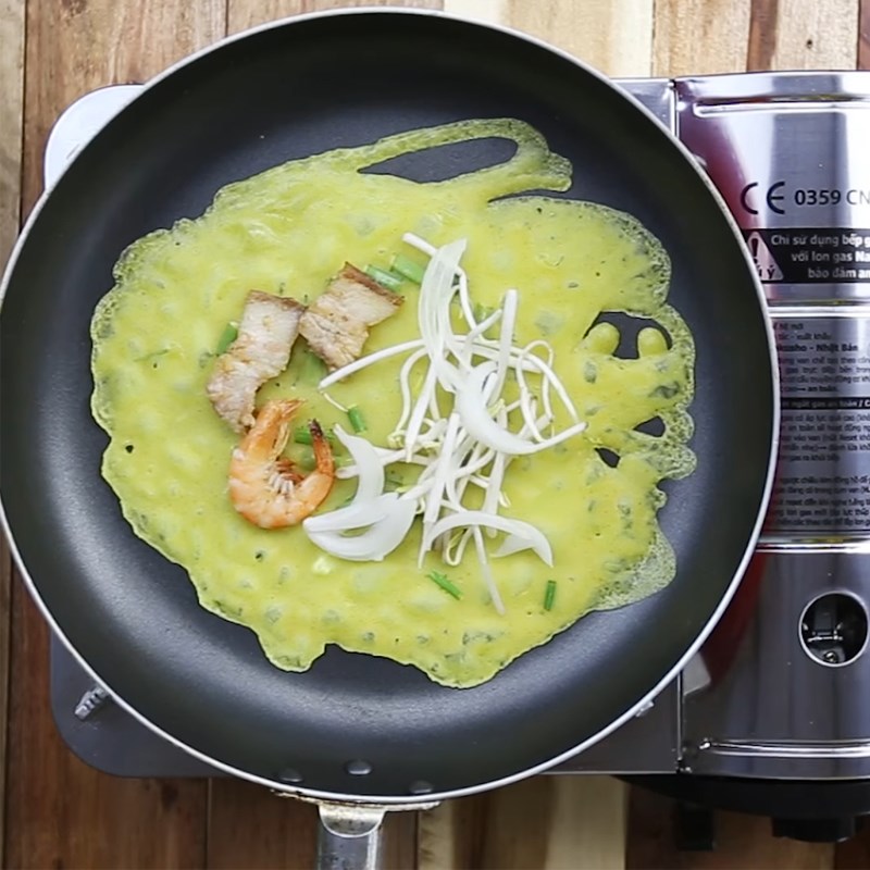 Bước 4 Tráng bánh xèo Bánh xèo tôm thịt