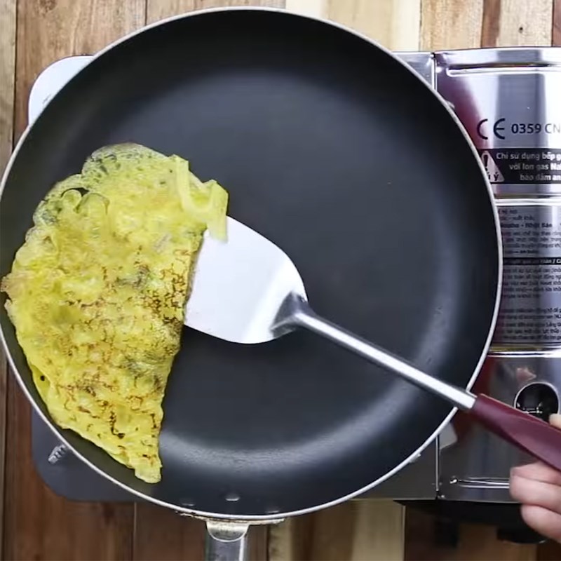 Bước 4 Tráng bánh xèo Bánh xèo tôm thịt