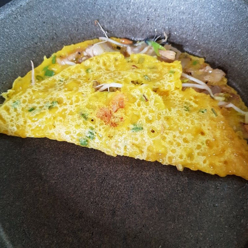 Bước 4 Đổ bánh xèo Bánh xèo tôm thịt (công thức được chia sẻ từ người dùng)
