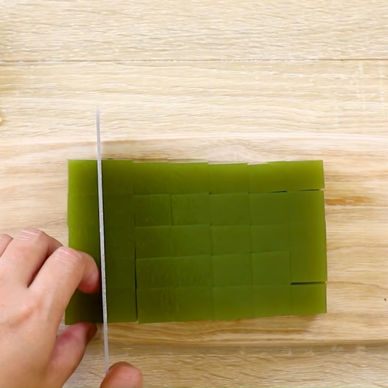 Bước 2 Đổ khuôn thạch trà xanh Bingsu Matcha trà xanh đậu đỏ