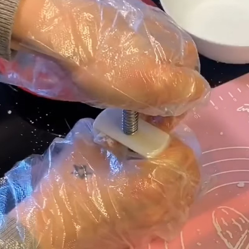 Bước 4 Đóng bánh Bánh in nhân dừa