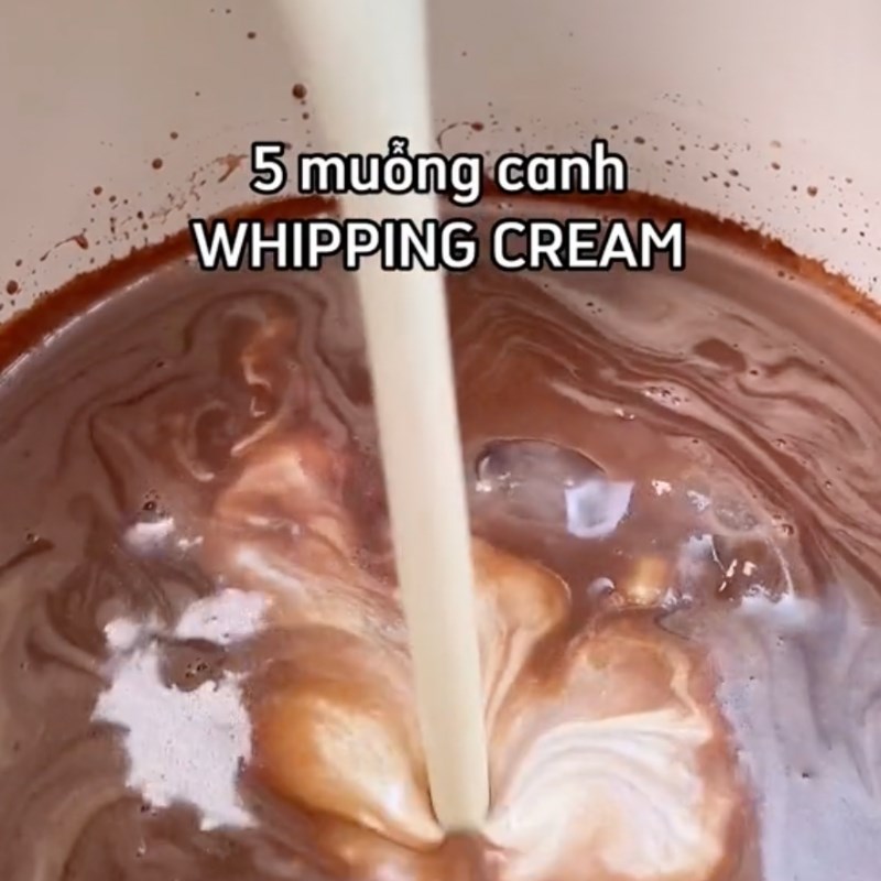 Bước 2 Đun hỗn hợp socola Panna cotta socola (Công thức từ kênh tiktok Cách Nấu Ngon cùng Cách Nấu Ngon)