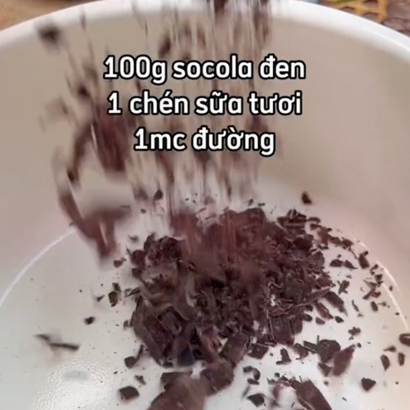 Bước 2 Đun hỗn hợp socola Panna cotta socola (Công thức từ kênh tiktok Cách Nấu Ngon cùng Cách Nấu Ngon)