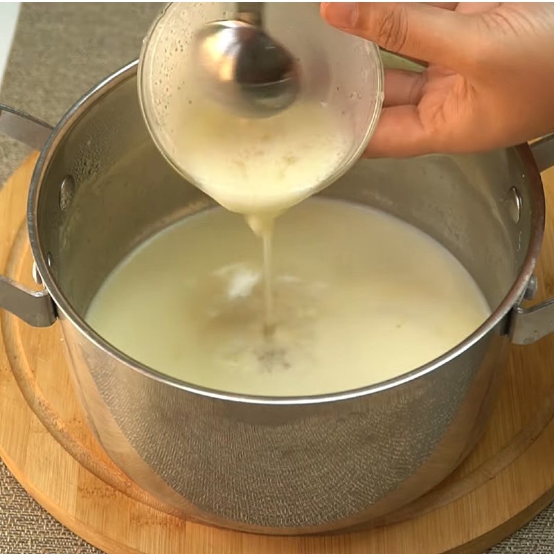 Bước 2 Đun hỗn hợp sữa và đổ khuôn lần 1 Panna cotta thạch xoài