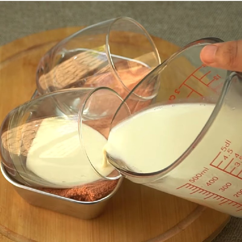 Bước 2 Đun hỗn hợp sữa và đổ khuôn lần 1 Panna cotta thạch xoài