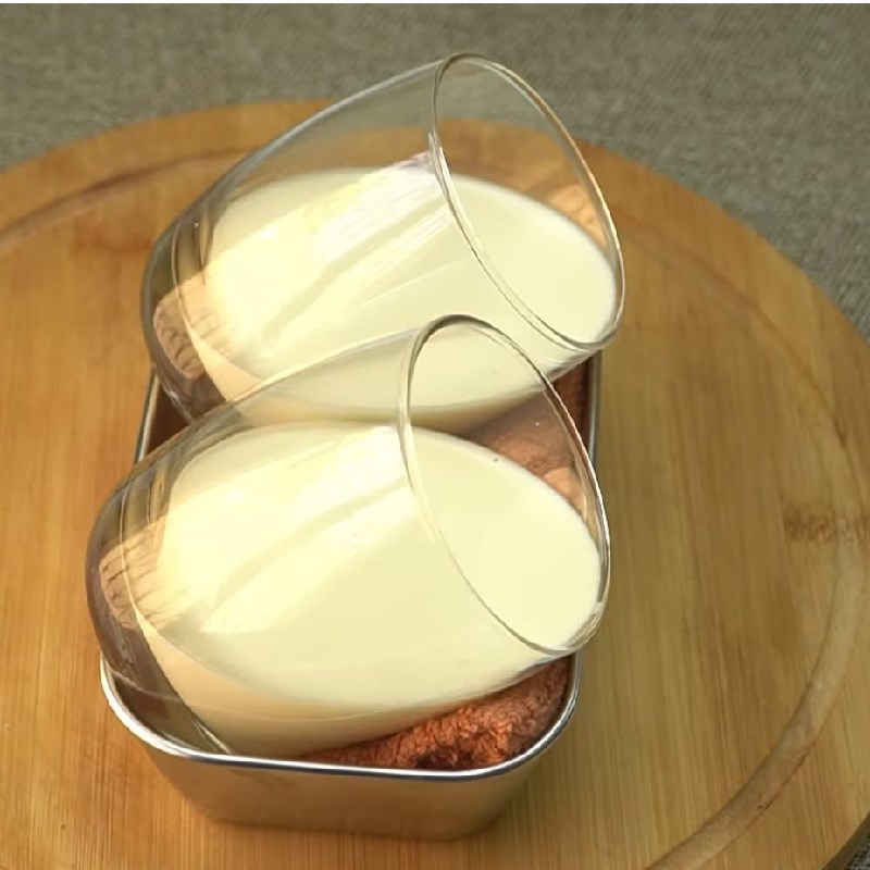 Bước 2 Đun hỗn hợp sữa và đổ khuôn lần 1 Panna cotta thạch xoài