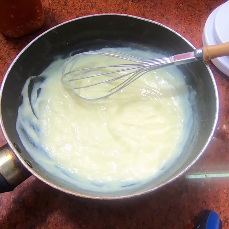 Bước 2 Đun sữa Bánh doremon nhân trứng sữa phô mai