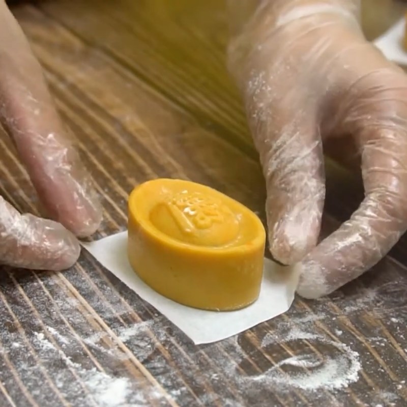 Bước 6 Ép khuôn và nướng bánh Bánh trung thu kim sa trứng muối bằng nồi chiên không dầu