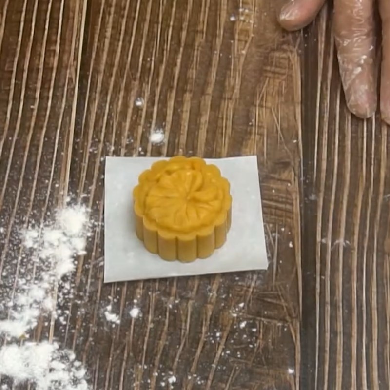 Bước 6 Ép khuôn và nướng bánh Bánh trung thu kim sa trứng muối bằng nồi chiên không dầu