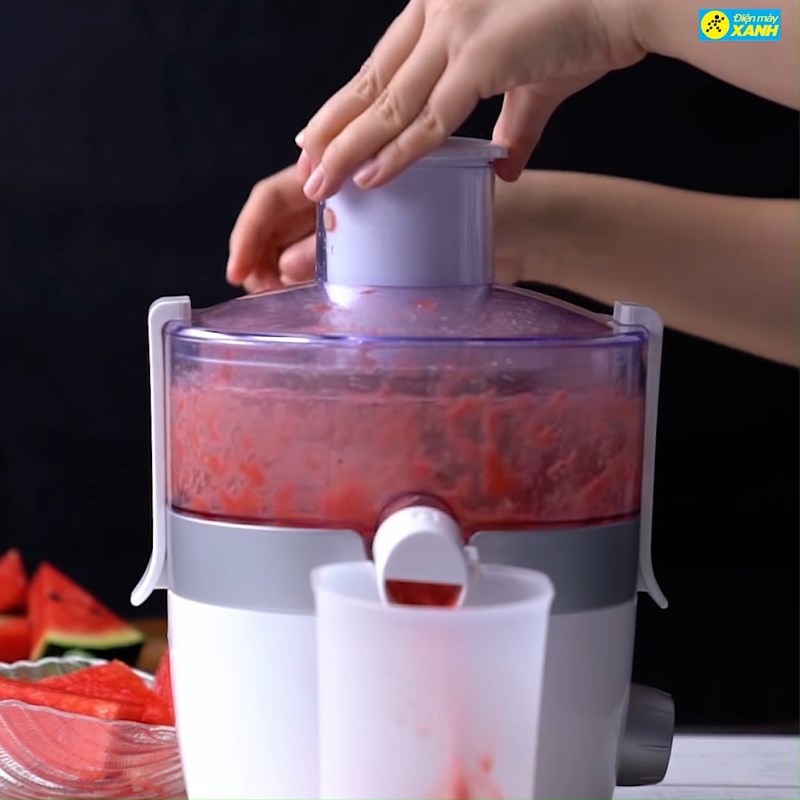 Bước 2 Ép nước dưa hấu Trà dưa hấu